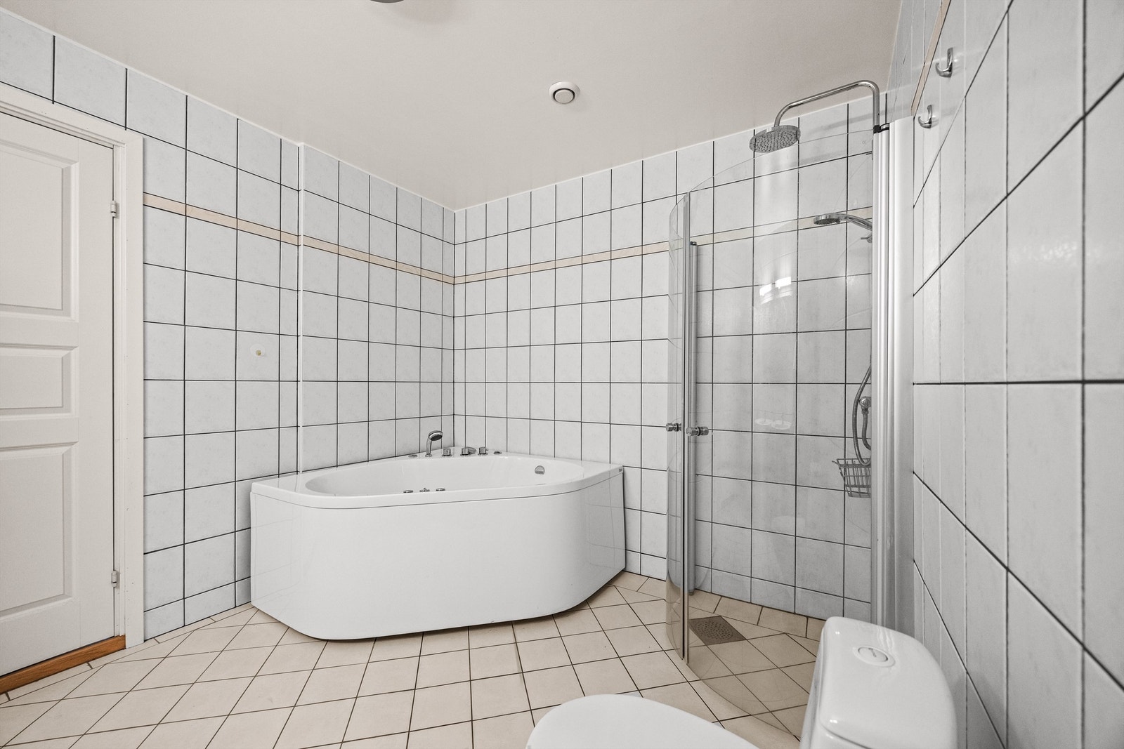 Badet har både dusjhjørne og et romslig hjørnebadekar. Galleribilde