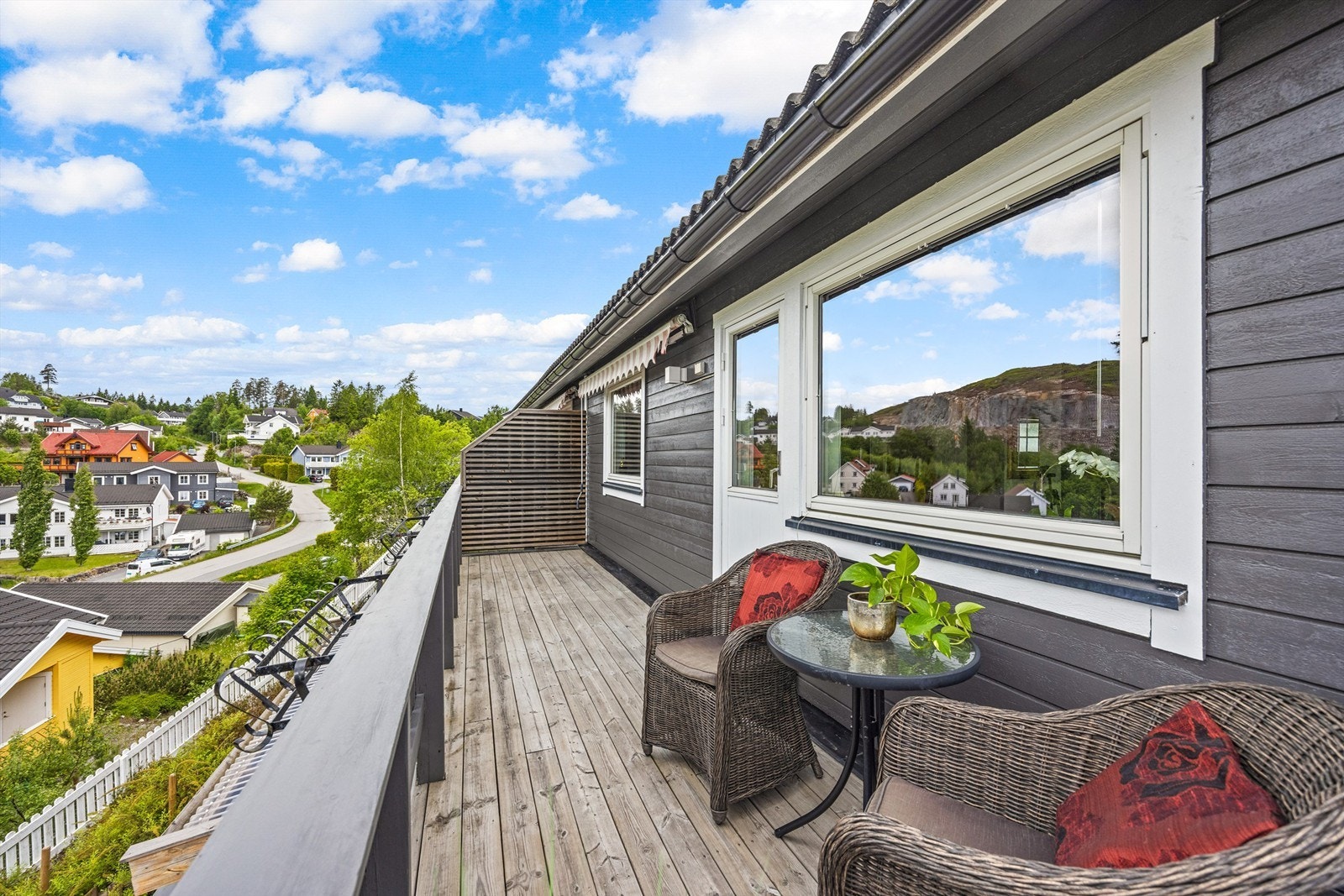 Utsikt fra balkongen mot nabolaget. Galleribilde
