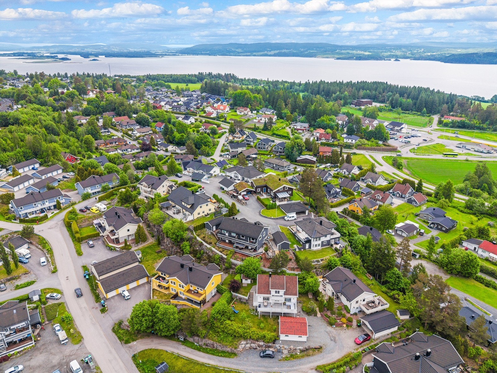Kort vei til Flatebysenteret med butikker og bussholdeplass, samt skoler og barnehager i nærområdet. Galleribilde