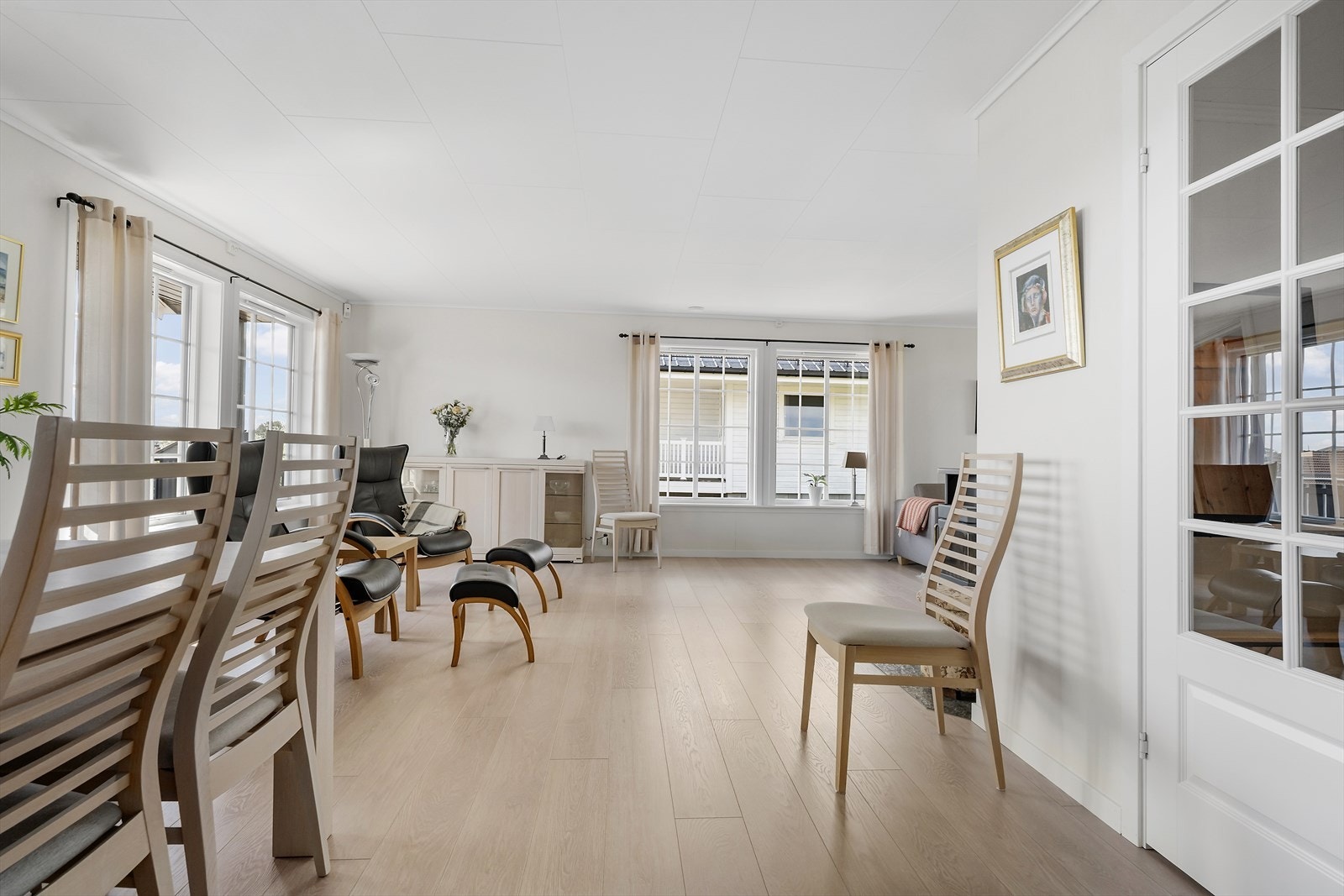 Det er god plass til stort spisebord i stue Galleribilde