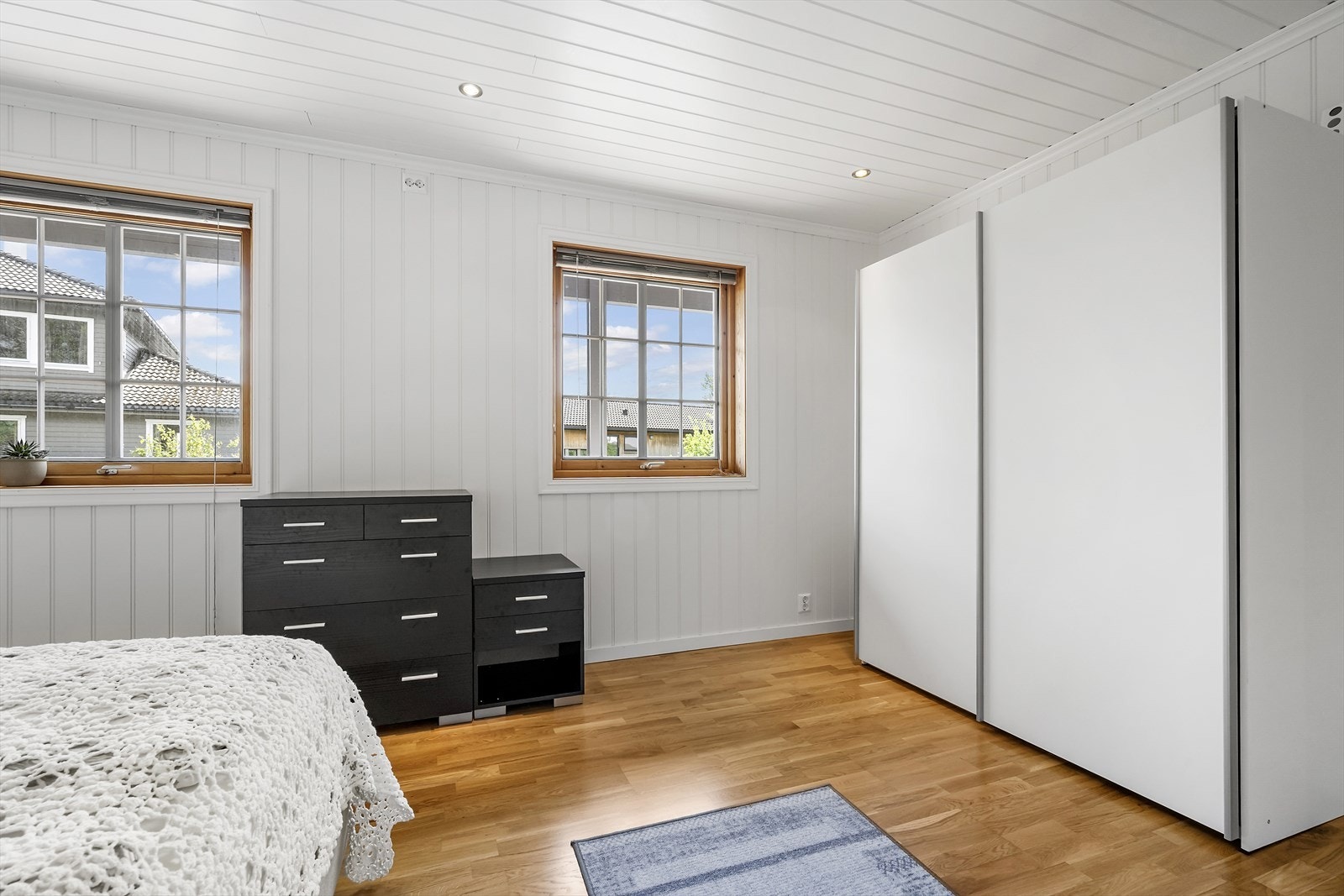 Garderobeskap i de ene soverommet i u-etg. Galleribilde