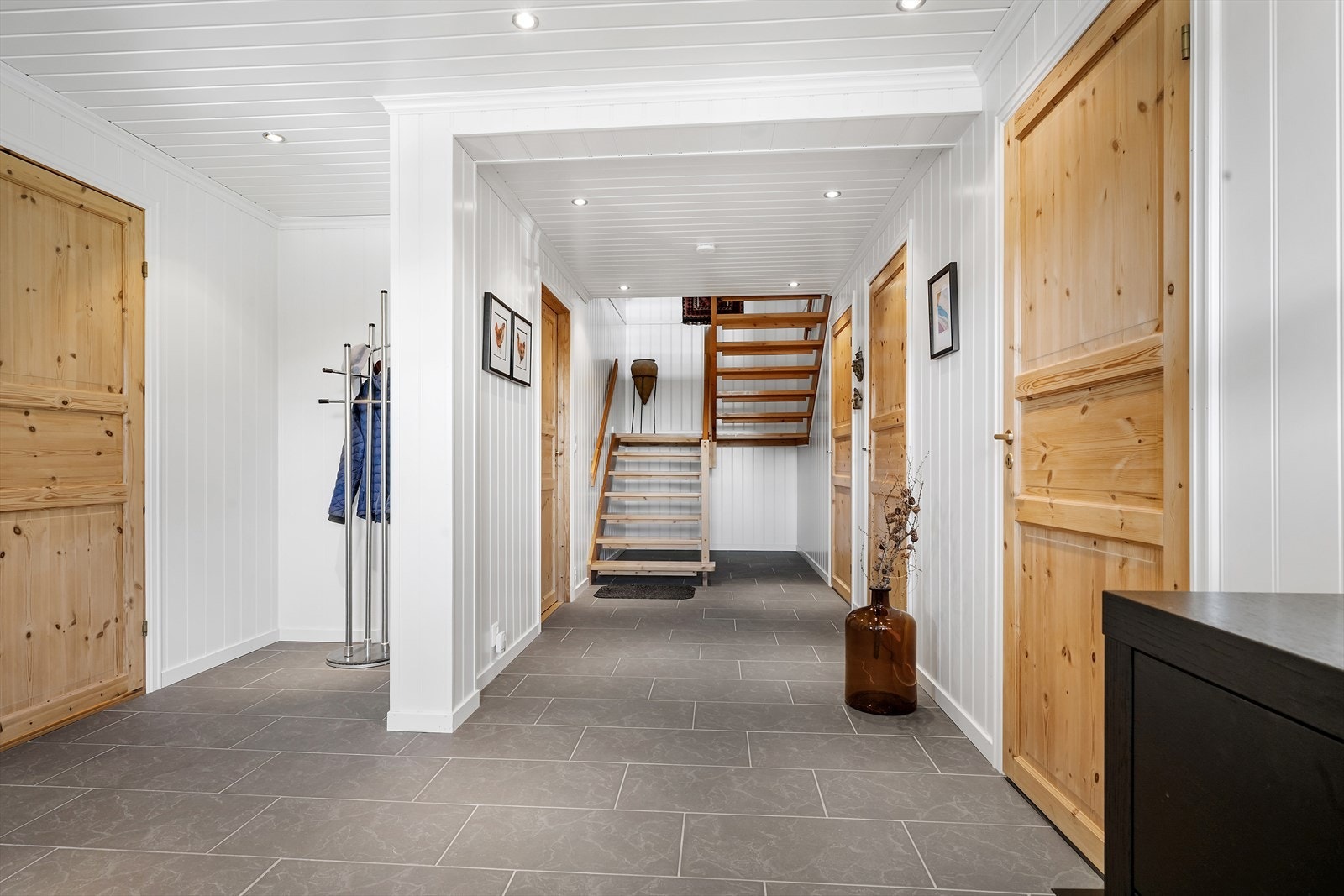 Hall/trapperom i u-etg. Galleribilde