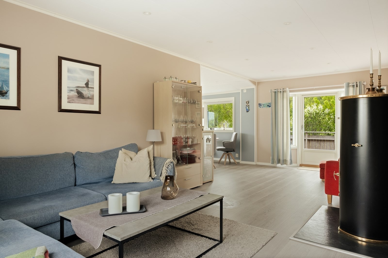 - Merk downlights i himling i samme farge som taket, noe som bidrar til et sømløst uttrykk - Galleribilde