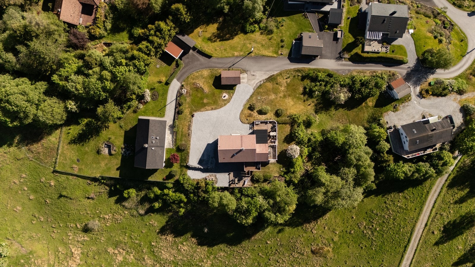 - Eiendommen består av to teiger med et totalt areal på ca. 2 098,9 m²: Bnr 200 og 228 - Galleribilde