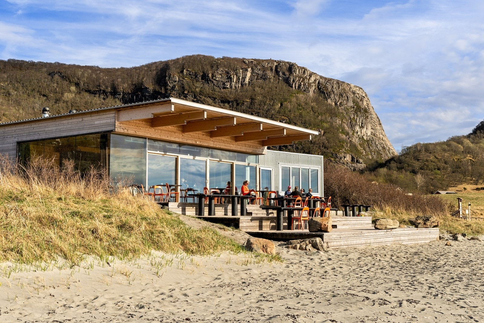 Populære Strandbaren på Stokkøya byr på unike matopplevelser og en særegen atmosfære i naturskjønne omgivelser ved havet. Galleribilde