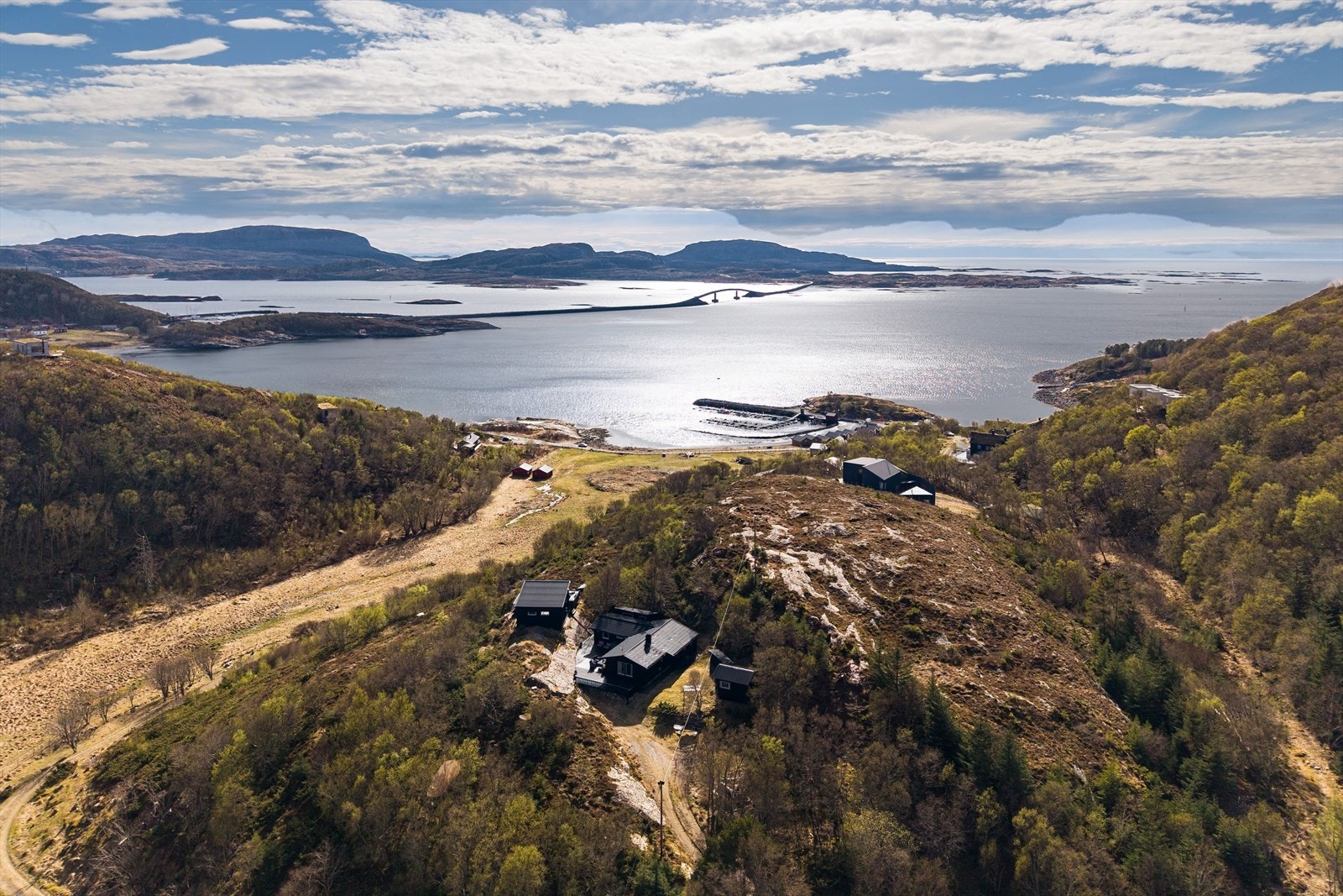 En unik beliggenhet hvor havutsikt, storslått natur og nærhet til kysten skaper de perfekte rammene for rekreasjon. Fra fritidseiendommen er det ca. 300 meter ned til stranden. Galleribilde