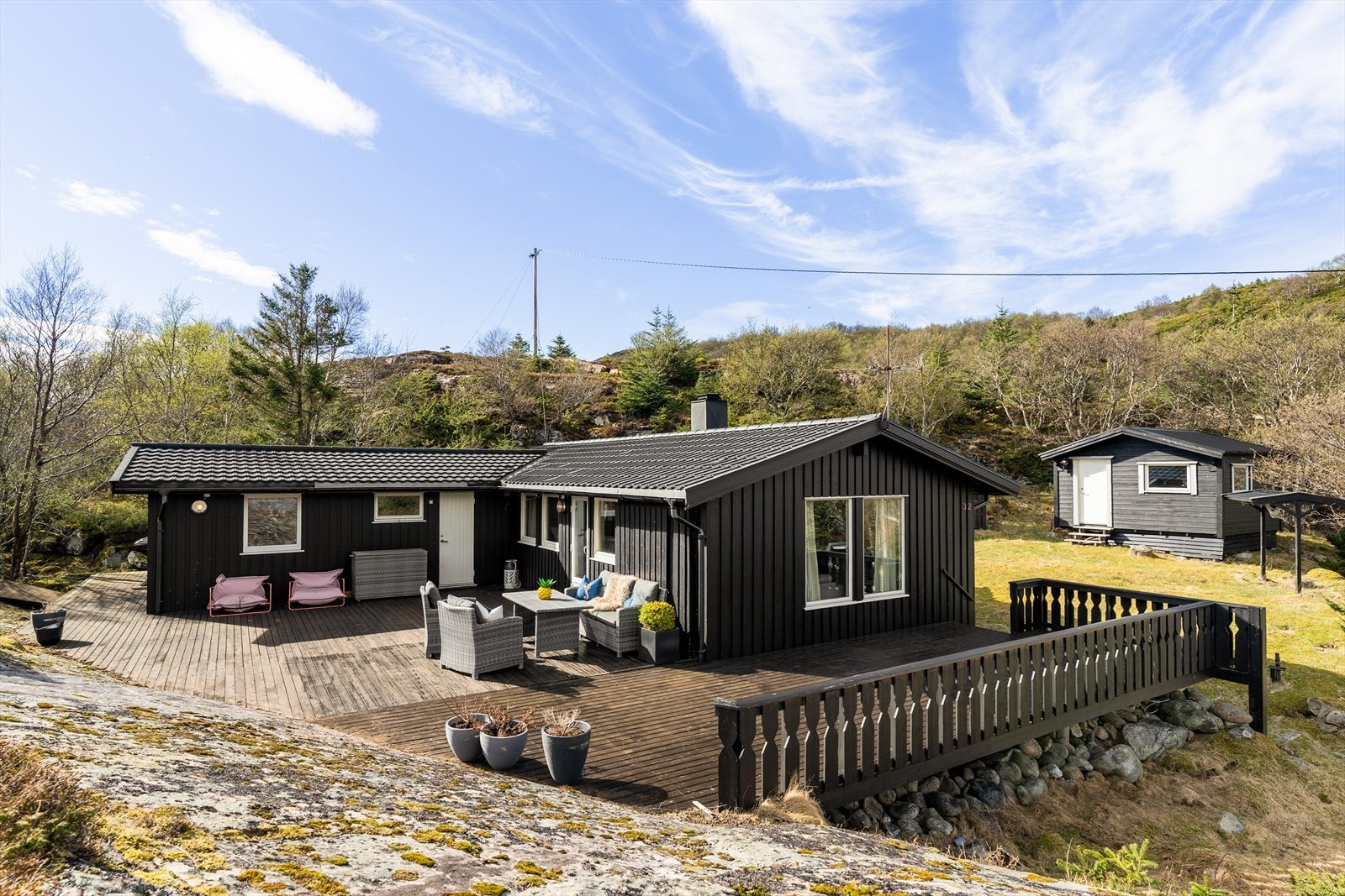 Flere lune og generøse uteplasser som inviterer til lange dager ute, fra morgenkaffe til sene sommerkvelder. Galleribilde