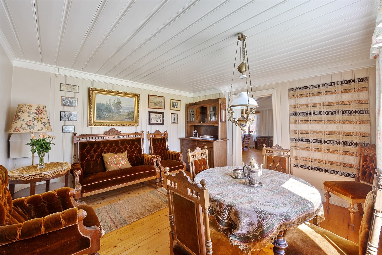 Spisestuen har god plass til langbord for sosiale sammenkomster. Galleribilde