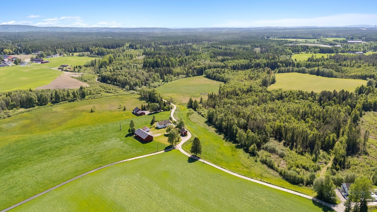 Eiendommen ligger i et rolig og landlig område, preget av spredt gårdsbebyggelse. Herfra er det kort vei til fine turområder. Hurdalsjøen og badeplassen Lima ligger i sykkelavstand. Galleribilde