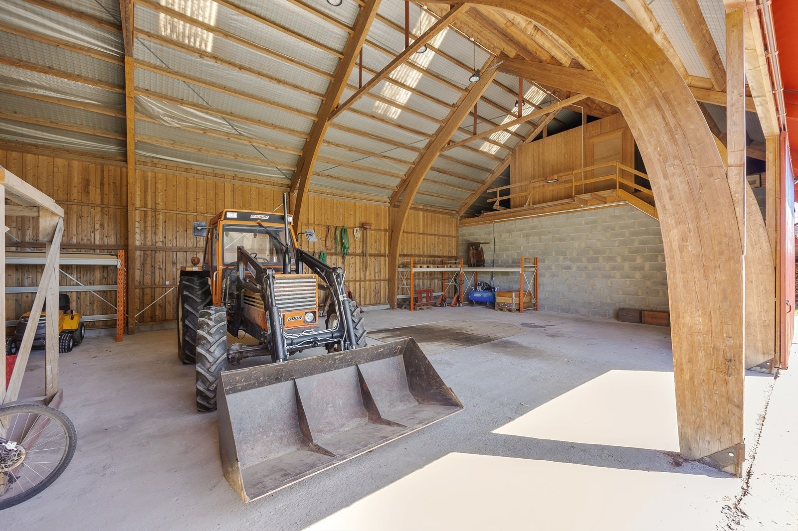 God plass til maskiner og redskaper i driftsbygningen. Galleribilde