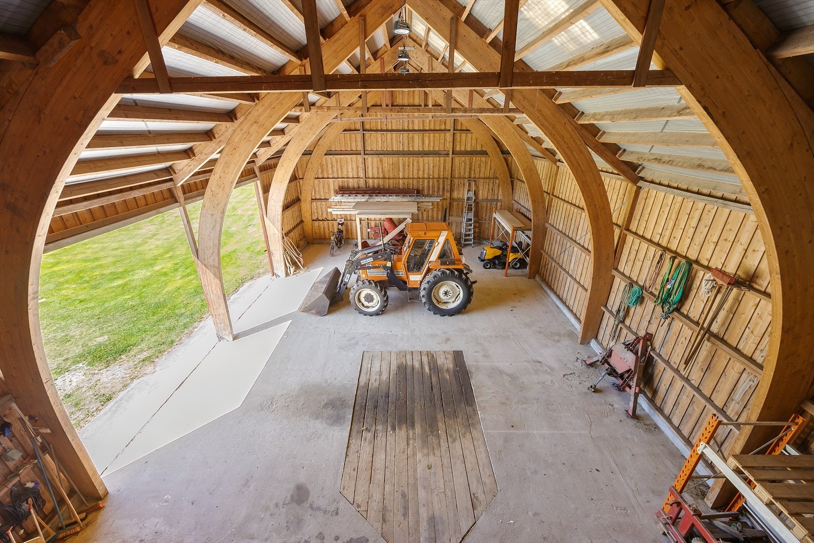 Den åpne delen av driftsbygningen har en imponerende takhøyde og prefabrikert limtrebue-konstruksjon. Galleribilde