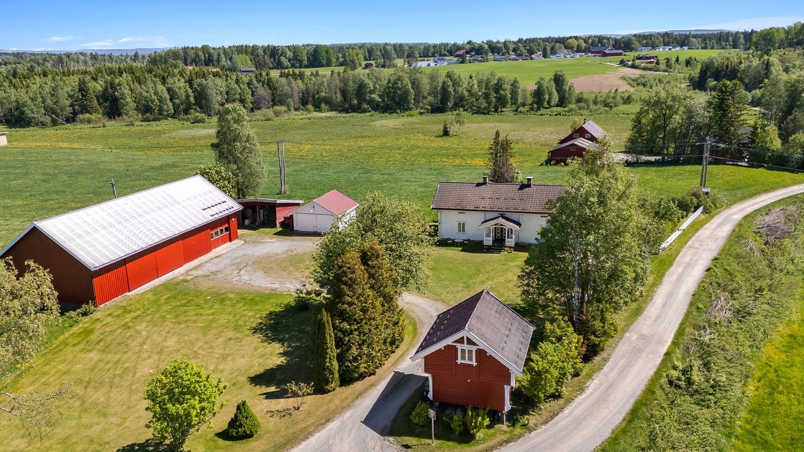 Tunet er romslig og gir et godt overblikk over våningshuset, stabburet, garasjen og driftsbygningen. Galleribilde