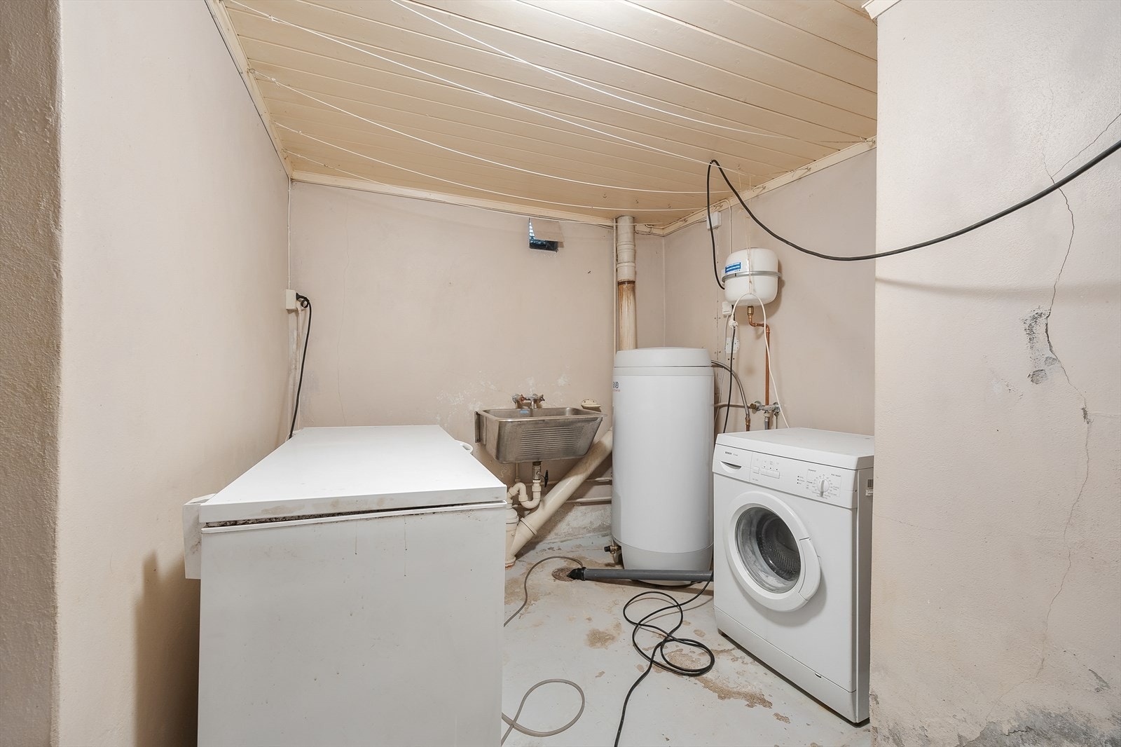 Vaskekjeller med opplegg for vaskemaskin og en varmtvannstank på ca. 200 liter fra 2021. Galleribilde