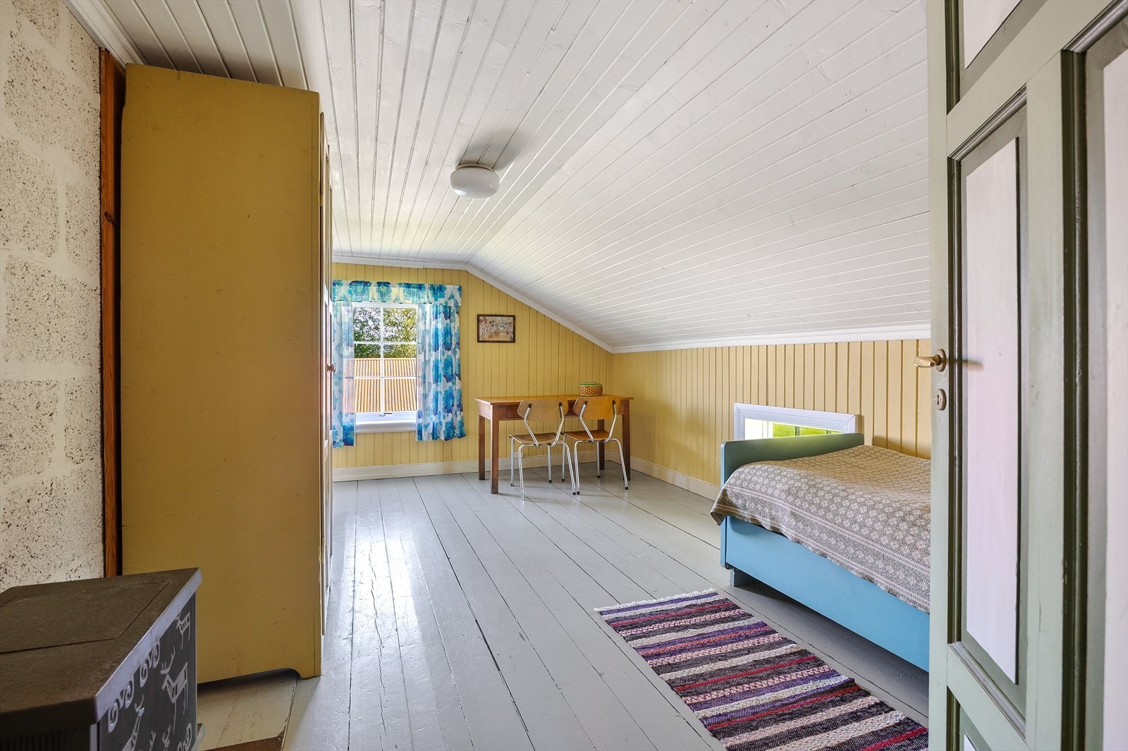 Det fjerde soverommet har også en vedovn, som er en av flere i boligen. Galleribilde