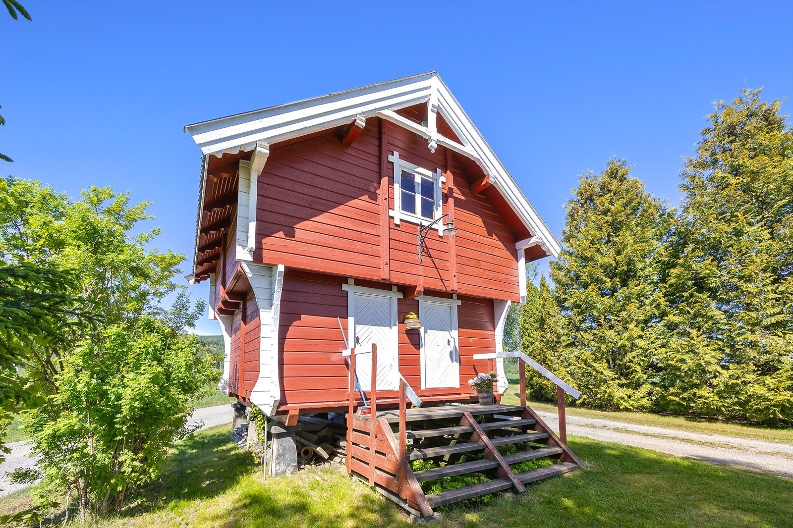 Det sjarmerende, laftede stabburet fra 1928 er et historisk element på tunet. Galleribilde