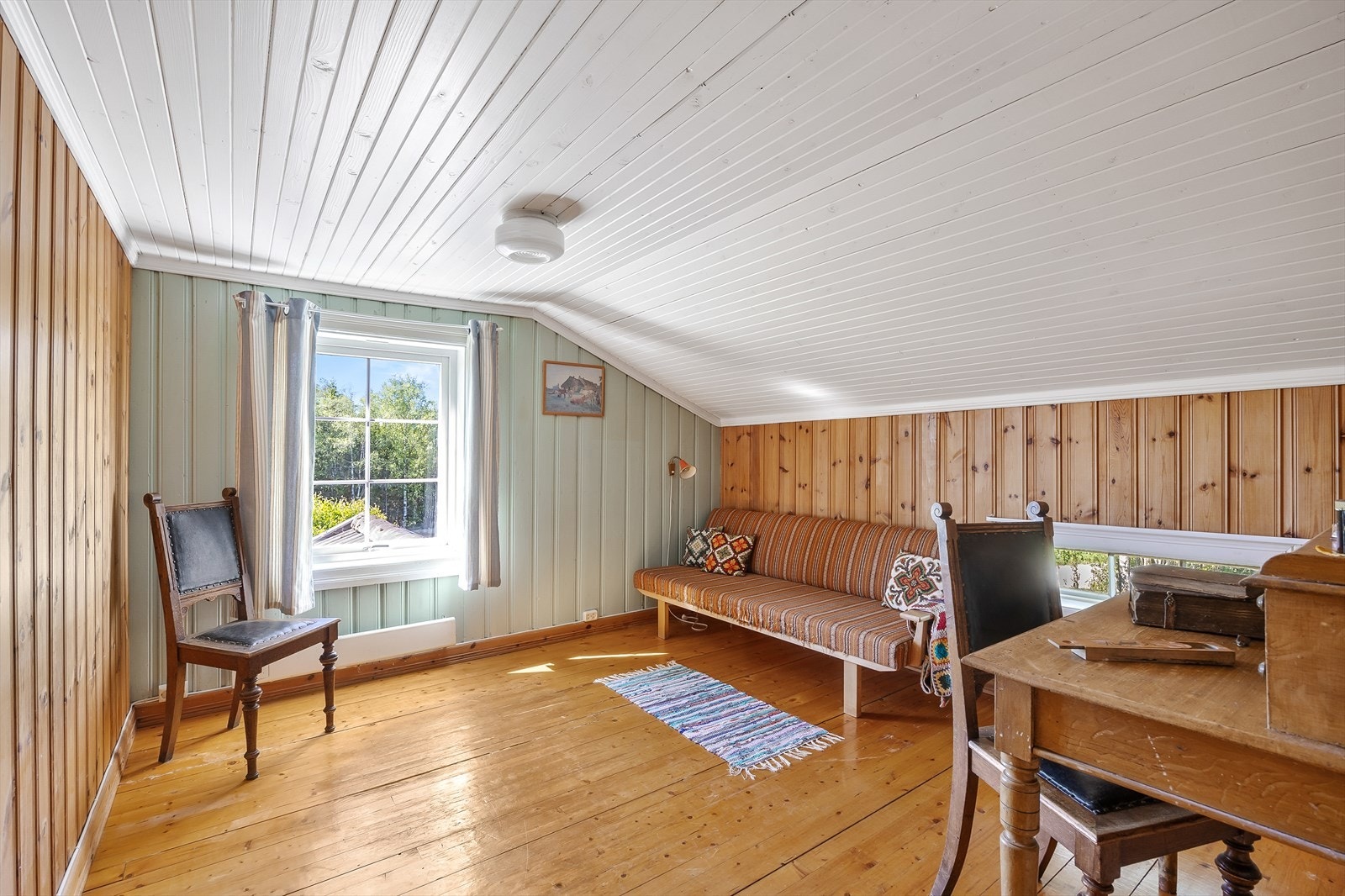 Dette soverommet har furugulv og kan fint innredes som kontor eller gjesterom. Galleribilde