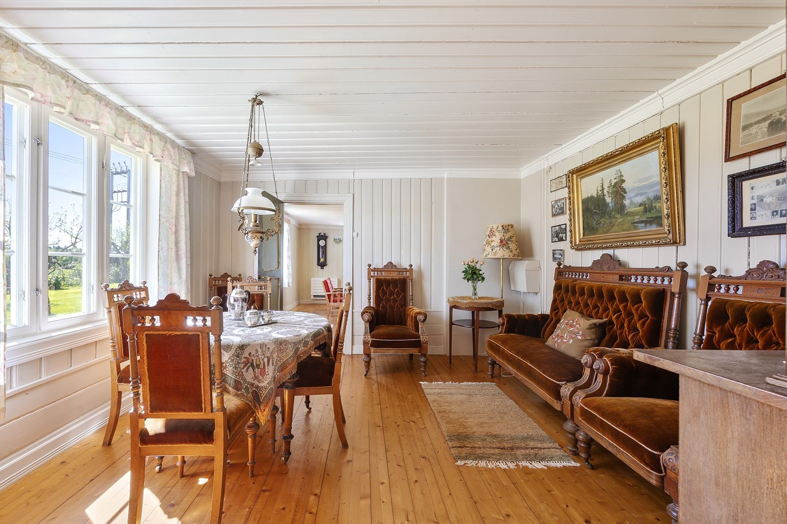 Vinduer med ett-lags glass og varevinduer fra ca. 1975 slipper inn lys fra hagen. Galleribilde