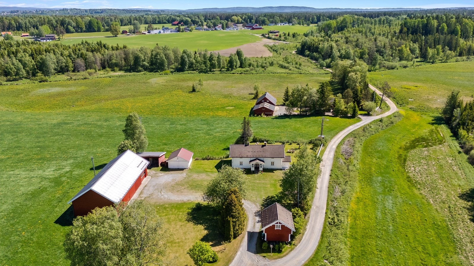 Dette er en innholdsrik landbrukseiendom på ca. 128 dekar, med 75 dekar fulldyrket jord og 44 dekar produktiv skog. Galleribilde