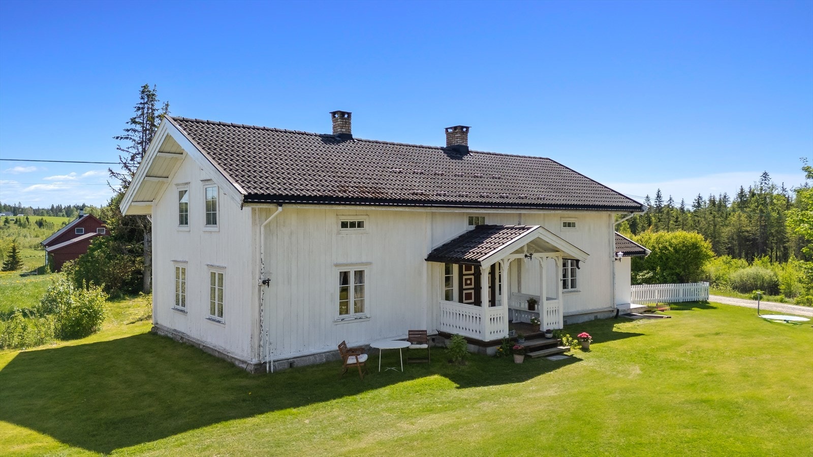 Våningshuset er oppført i tømmerkonstruksjon mellom 1800-1824 og har stående bordkledning. Galleribilde