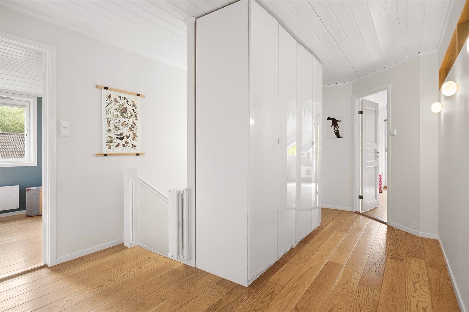 Hoveddelen har hele fem soverom, alle sammen i andre etasje - meget praktisk hvis man har små barn. Galleribilde