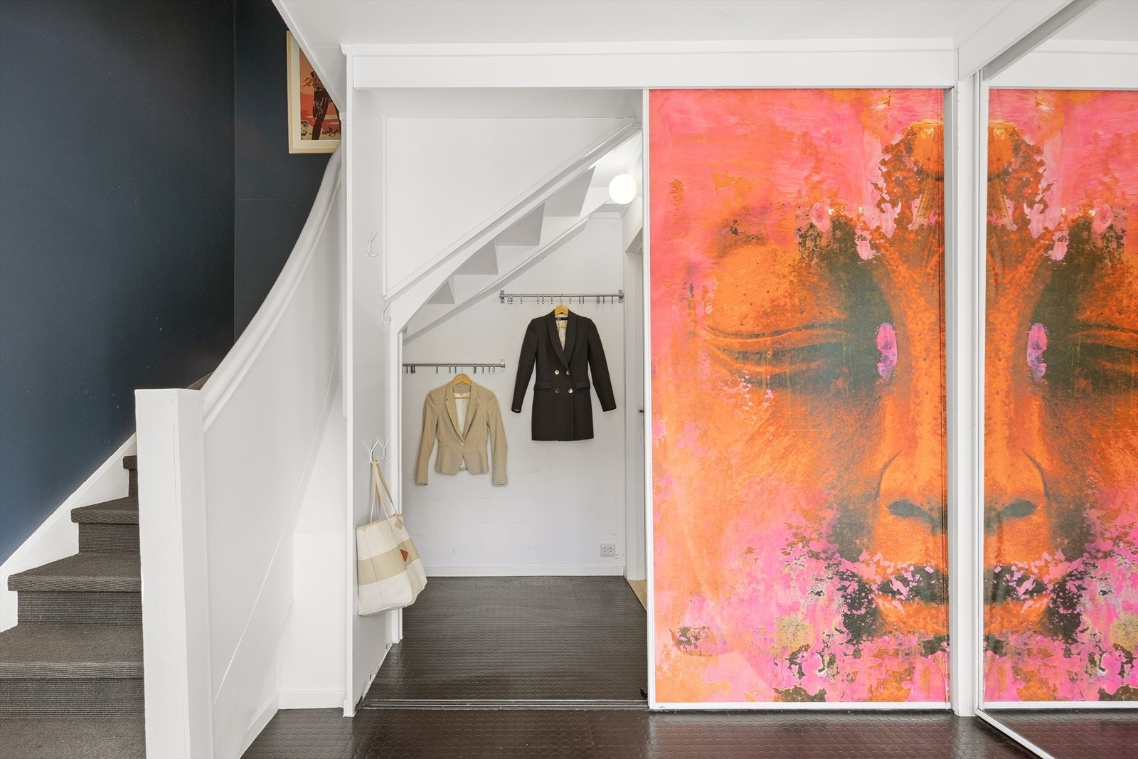 Her er det mange praktiske lagringsmuligheter. Galleribilde