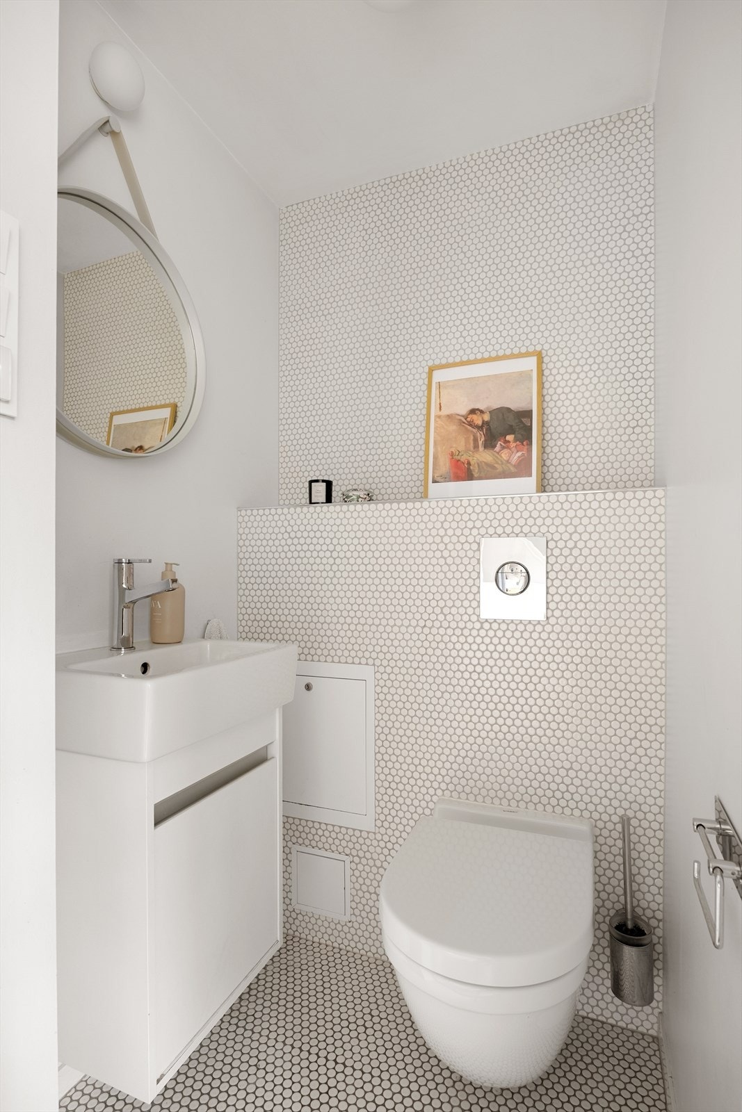 Praktisk separat WC i tilknytning til hovedetasjen. Galleribilde
