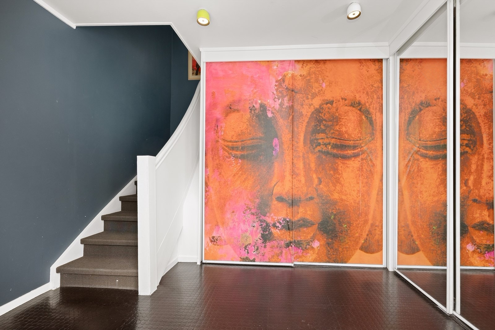 Stor entrè med walk-in closet med skuffer og opphengsmuligheter samt en stor og plassbygget skyvedørsgarderobe med speilfronter. Galleribilde