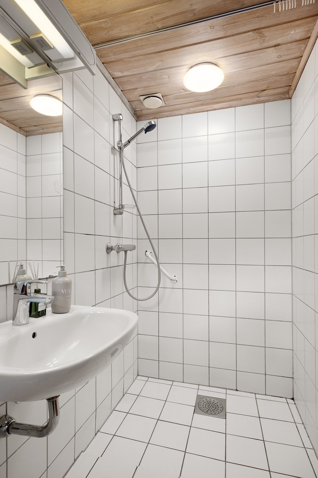 Flislagt bad/wc i kjeller med varmekabler og dusjhjørne. Galleribilde