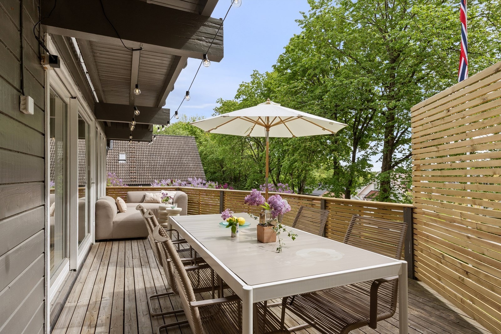 Romslig terrasse med mange innredningsmuligheter og god plass til både sittegruppe og spisebord. Galleribilde