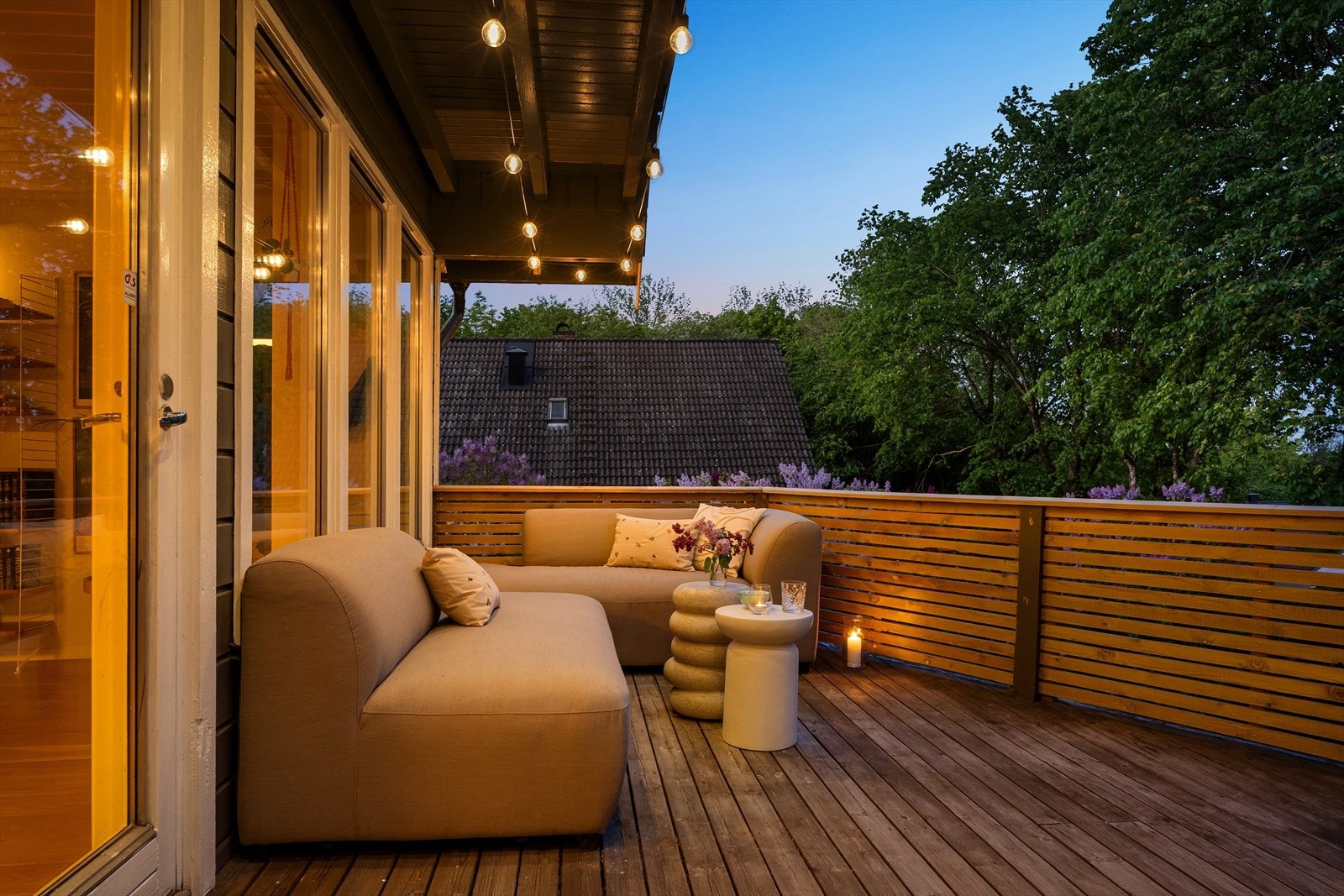 Fra stuen er det utgang til en herlig terrasse. Galleribilde