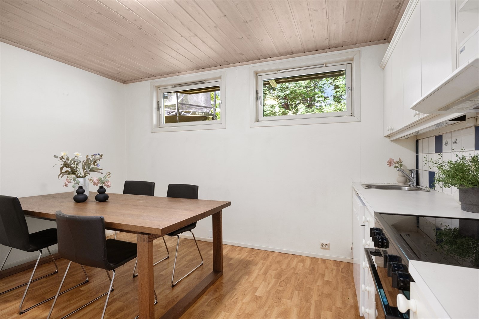 Praktisk kjellerkjøkken med laminat benkeplate og nedfelt stålkum. Galleribilde
