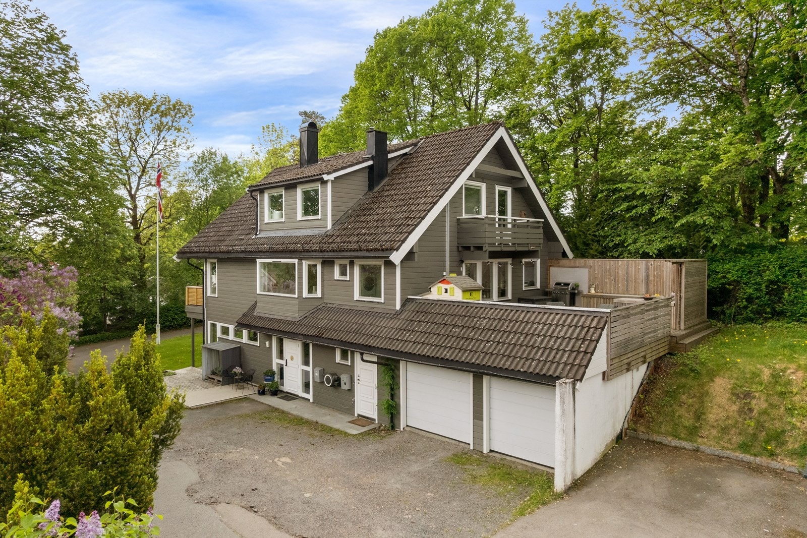Det er parkering i en dobbelgarasje bygd inntil huset, med et areal på ca. 34 kvm. Garasjen ble i 2017 oppgradert med elbillader og nye elektriske porter. Galleribilde
