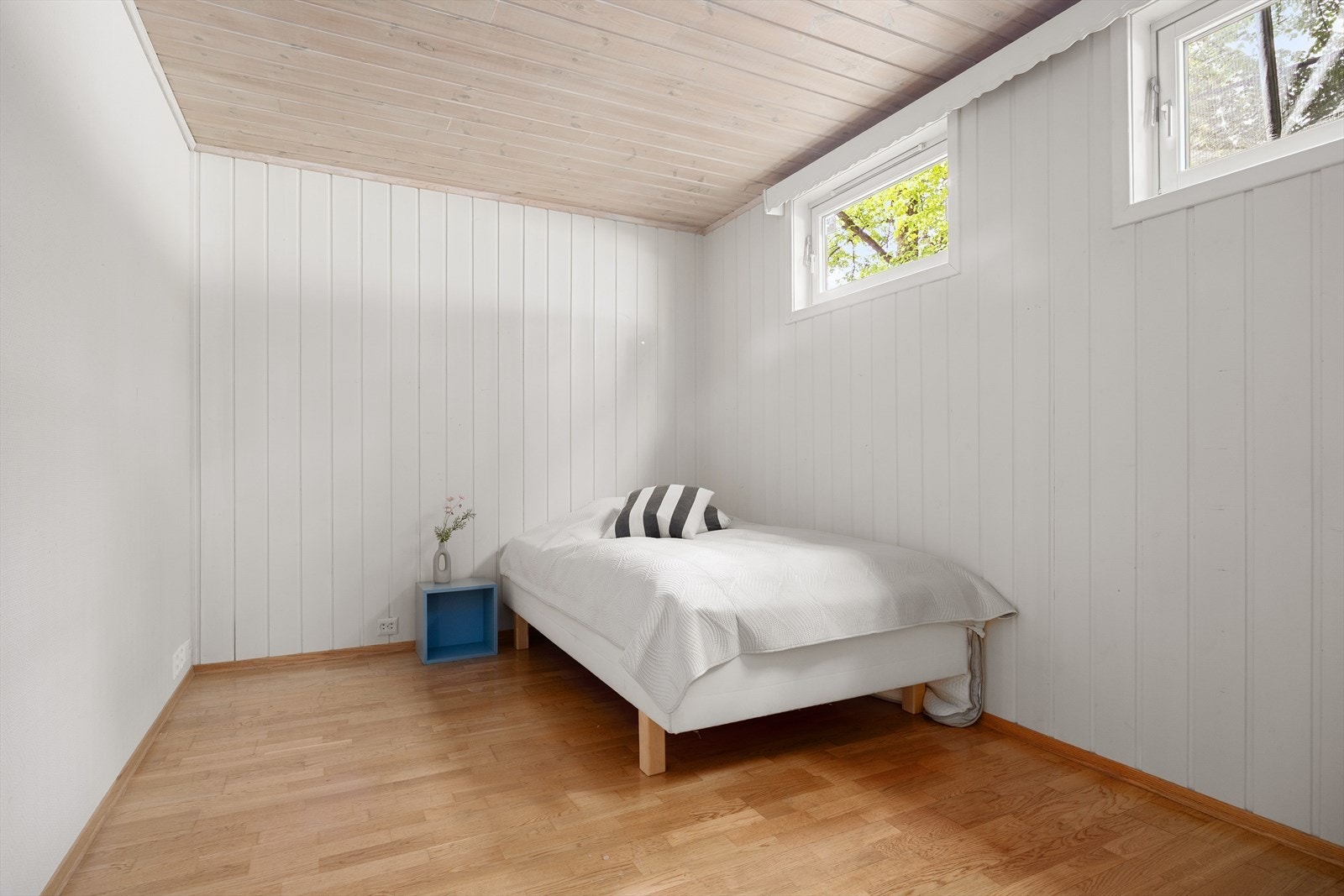To rom i underetasjen innredet som soverom med god plass og naturlig lys. Det ene soverommet er byggemeldt som kjellerstue/hobbyrom, det andre som disp.rom. (Disp.rom er ikke godkjent for varig opphold). Galleribilde
