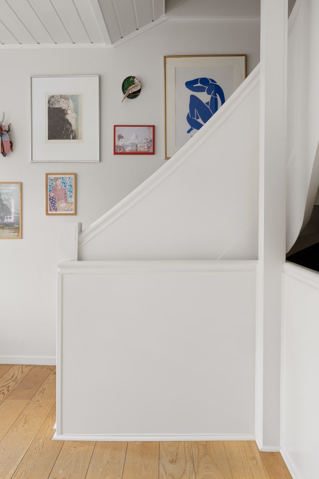 Malt tretrapp med sisal løper - elegant og praktisk forbindelse mellom etasjene. Galleribilde