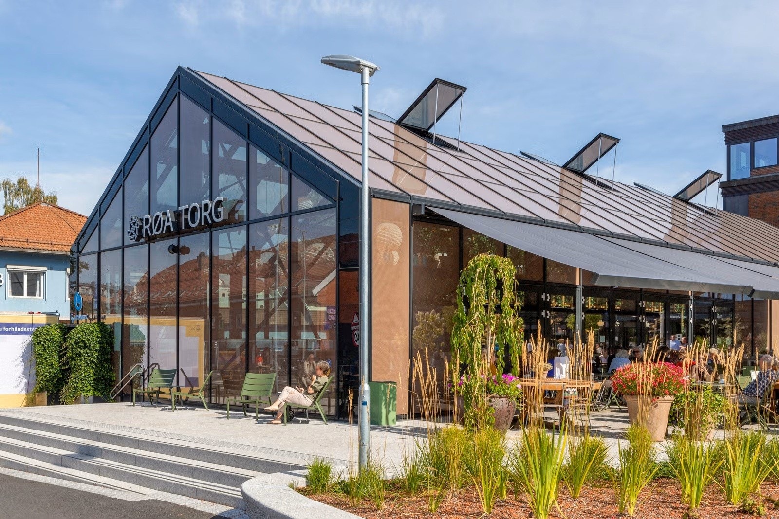 Røa er nærmeste handelssentrum med bl.a. Røa Torg og Røasenteret med et bredt utvalg butikker og servicetilbud. Galleribilde