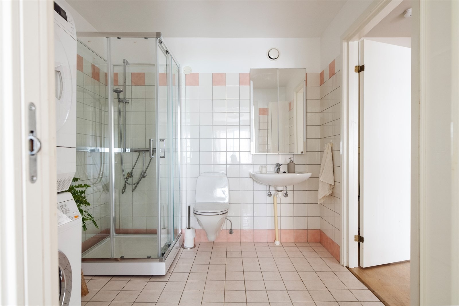 Badet har varmekabler i gulv Galleribilde