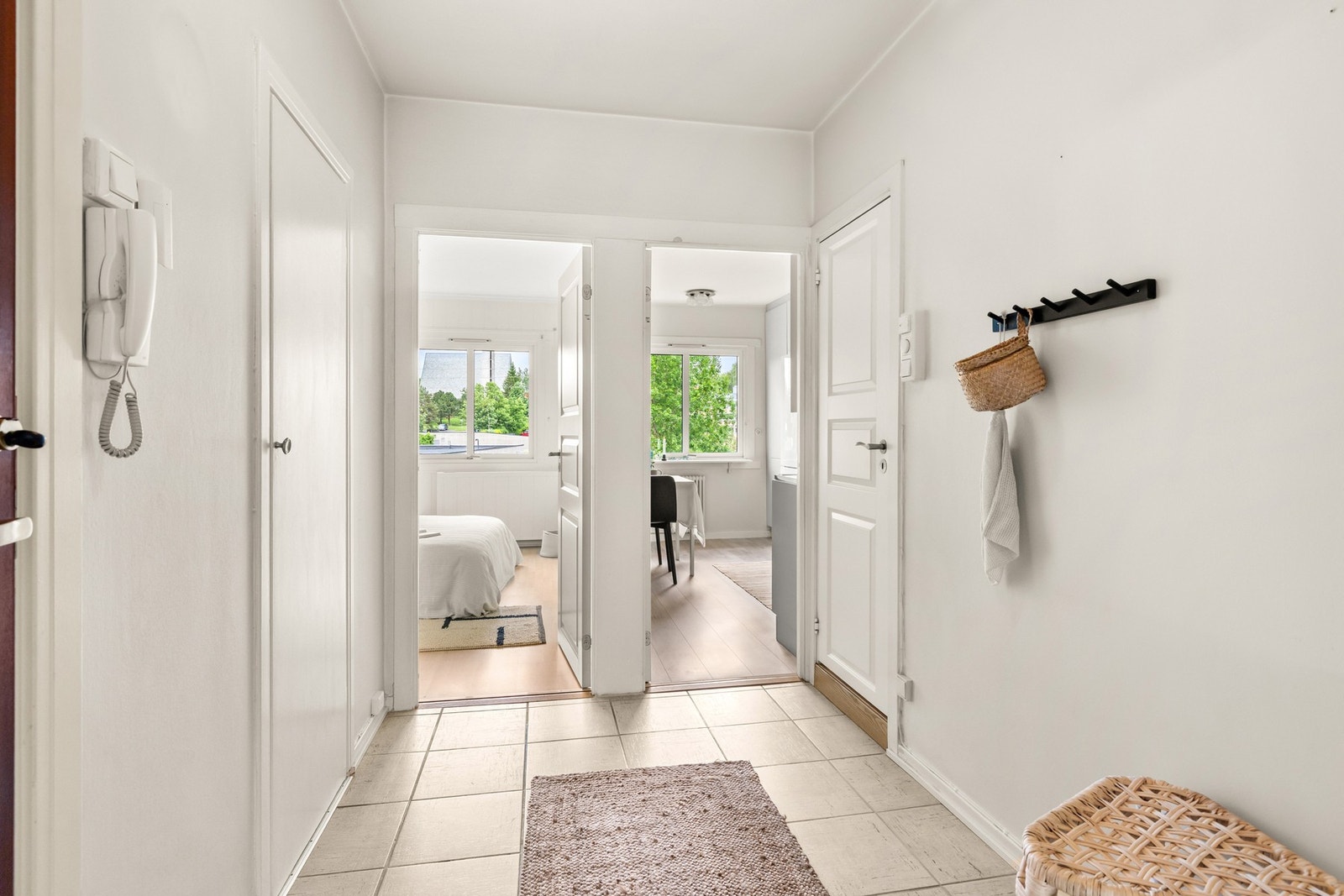 Flislagt entré med god plass for yttertøy og sko Galleribilde