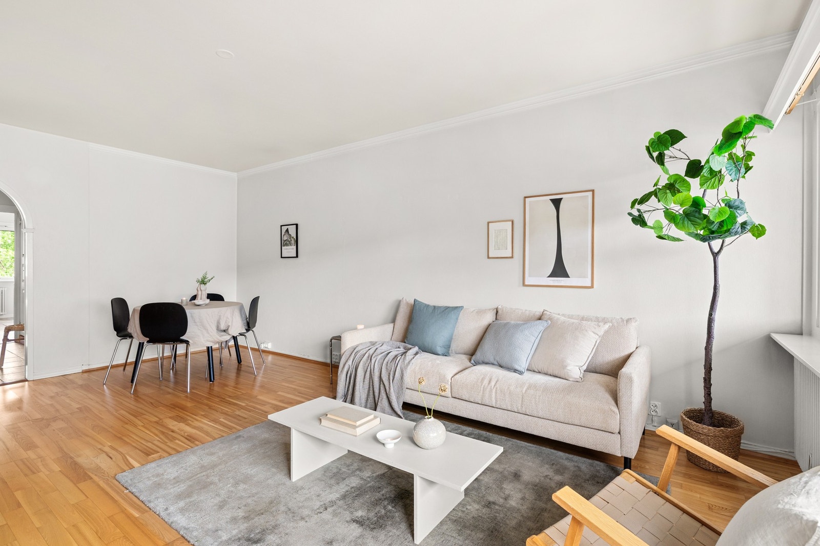 Stuen har god plass til sofagruppe og stuebord Galleribilde