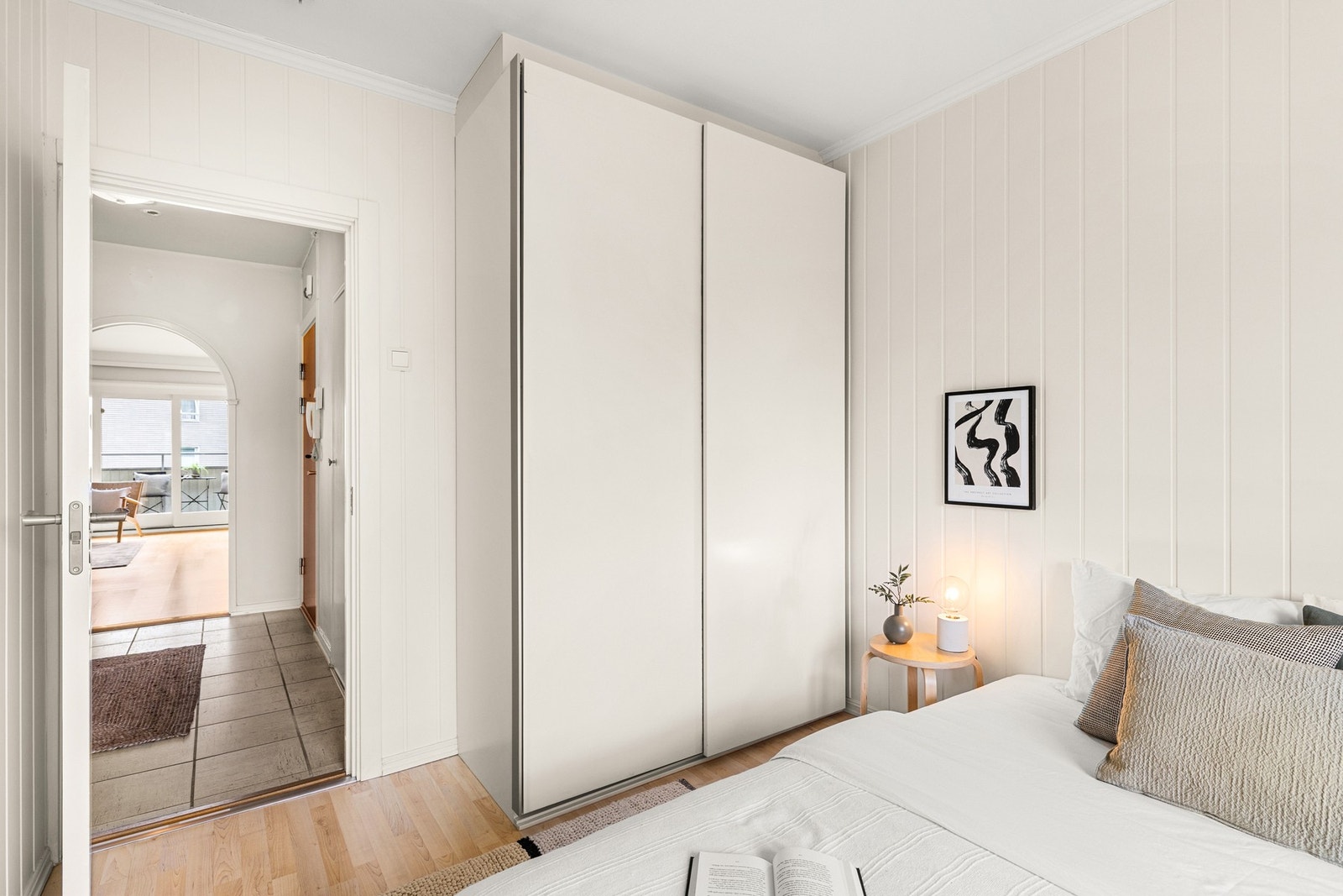 På soveormmet er det også skyvedørsgarderobe Galleribilde
