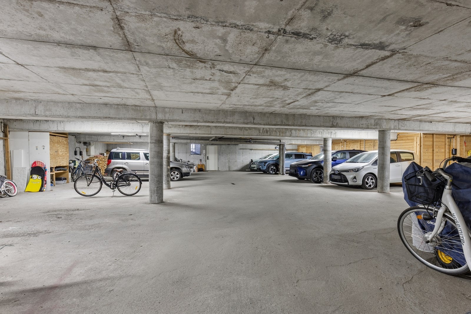 Garasjeplass i kjeller medfølger med mulighet for å sette opp el-lader. Velkommen til visning! Galleribilde