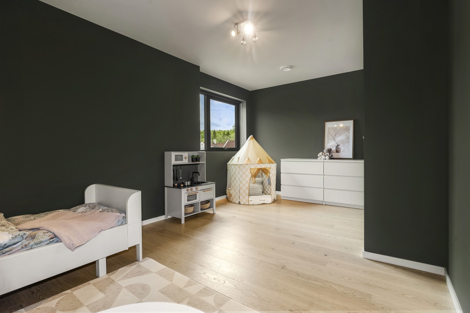 Rommene har samme flotte eikeparkett, slette listfrie overganger og store vinduer. Galleribilde