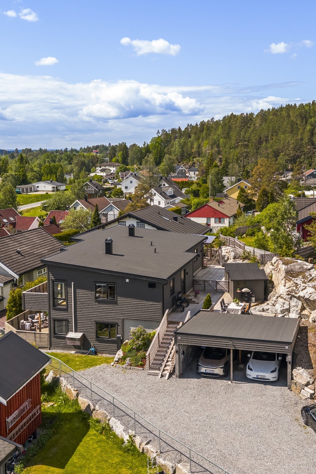 Familievennlig og funksjonell planløsning fordelt over to etasjer med carport. Galleribilde