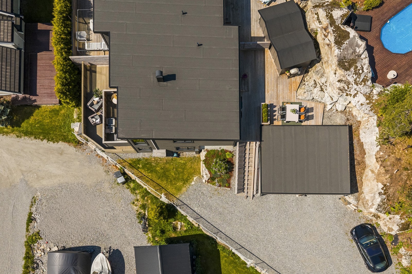 Eiendommen er opparbeidet med gressflekk og flotte terrasser på to sider, i tillegg til naturlige fjellknauser. Galleribilde