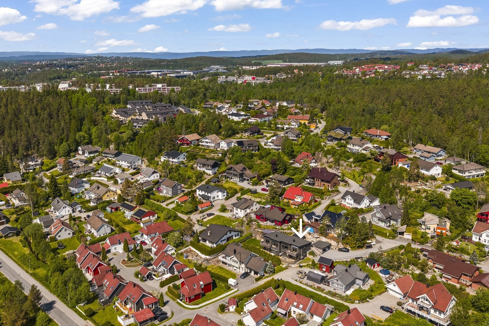 Eiendommen har attraktiv og usjenert beliggenhet med nærhet til marka og sentrum. Galleribilde