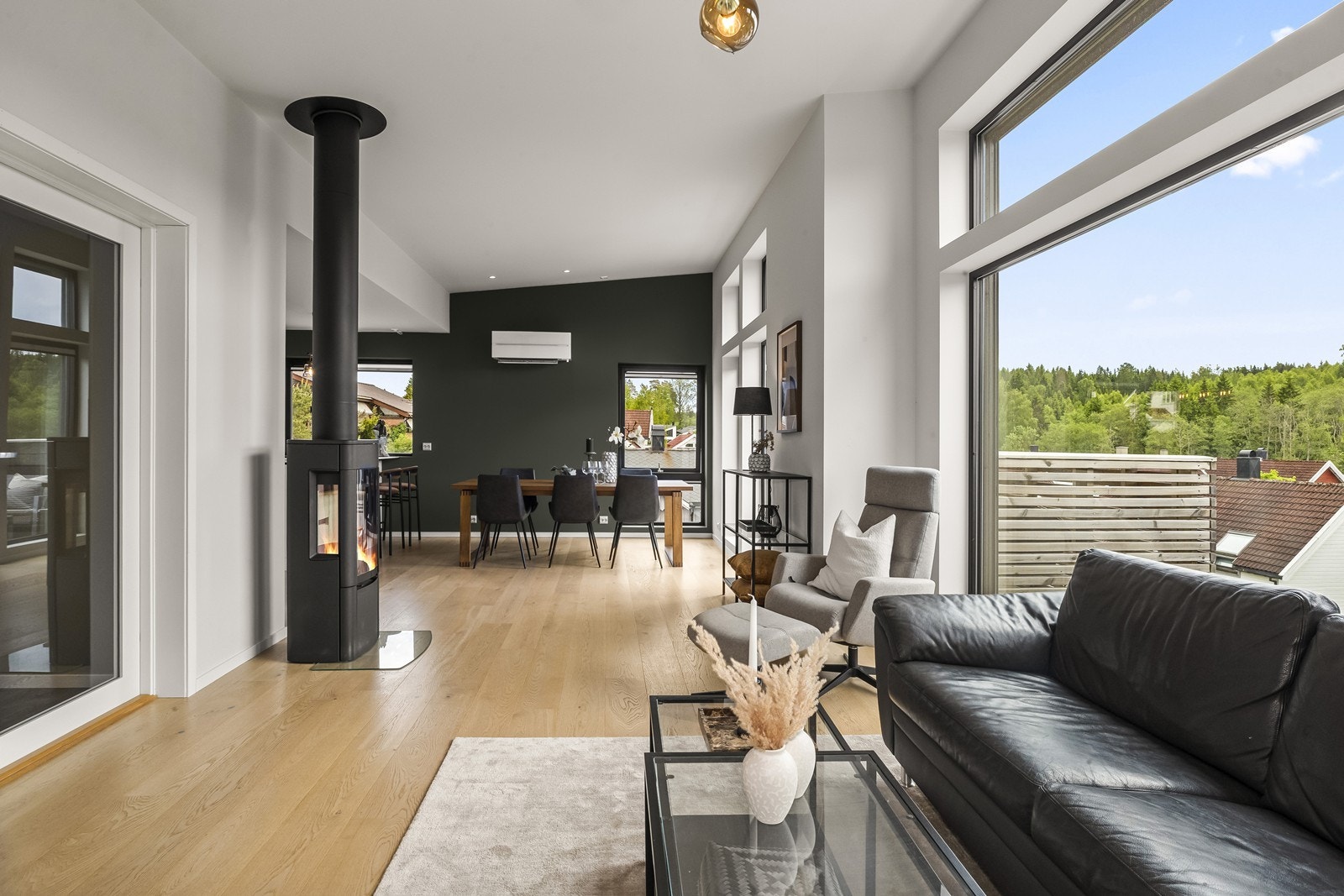 Flytt rett inn i moderne standard med balansert ventilasjon, praktiske løsninger og gode oppholdsrom. Galleribilde
