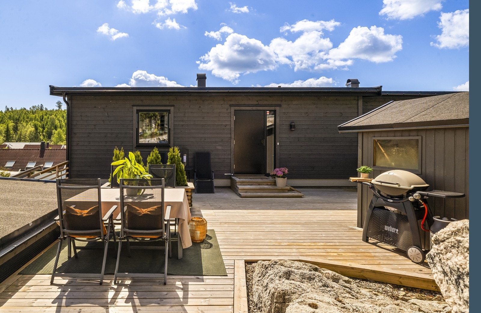 Begge seksjoner har hver sin uteplass på forsiden av huset. Et rekkverk er etablert slik at skille er tydelig. Galleribilde