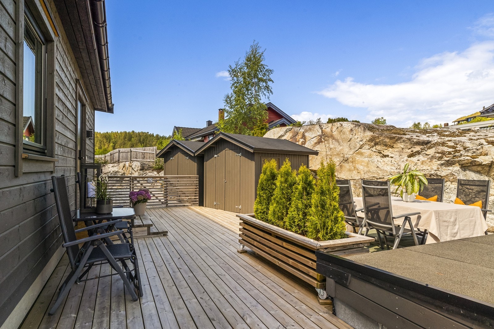 Inngangsparti med stor terrasse fra 2024, god plass til møblement og bod. Galleribilde
