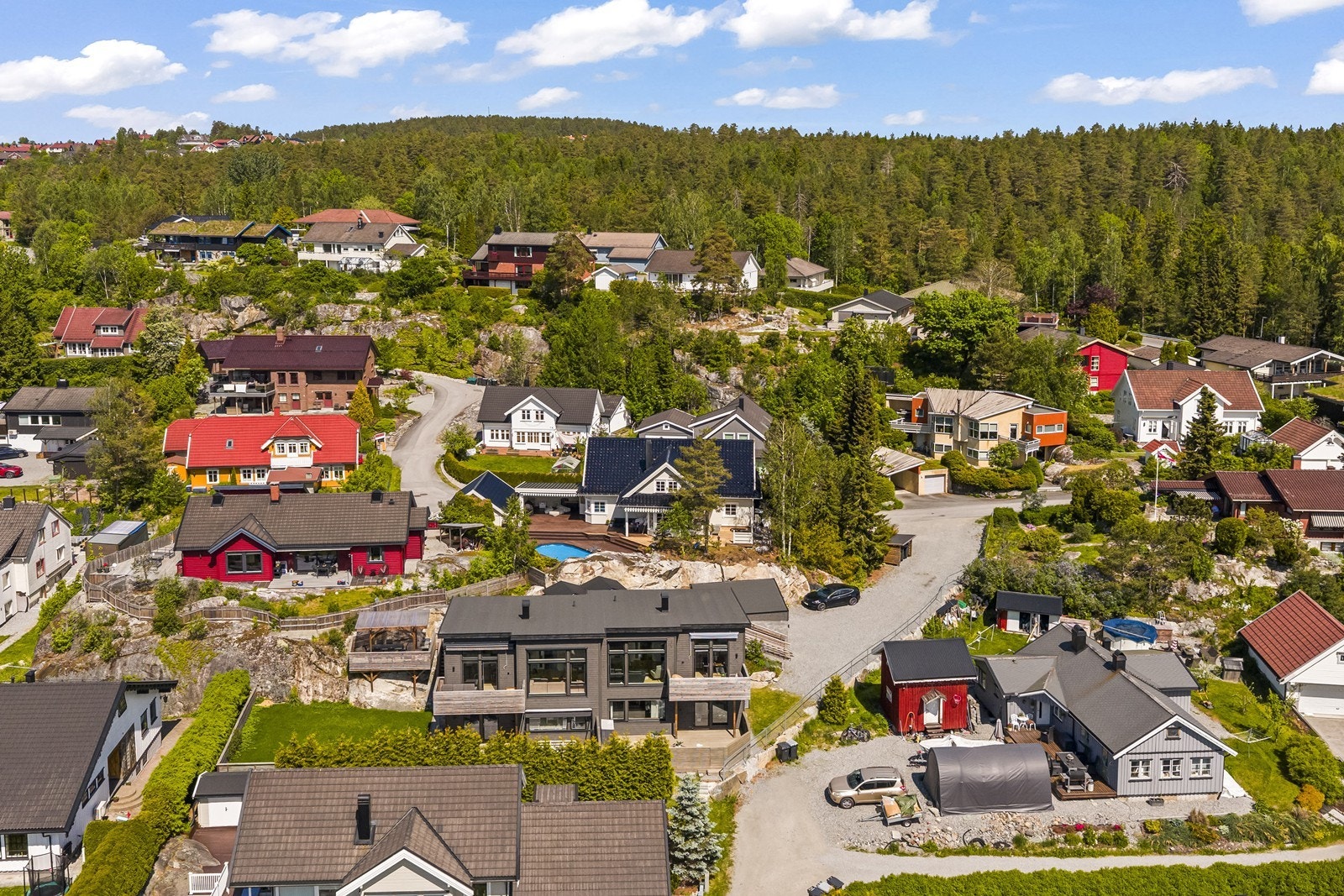 Fra eiendommen er det kort avstand til barnehager, skoler, dagligvare, sentrum og øvrige servicetilbud. Galleribilde