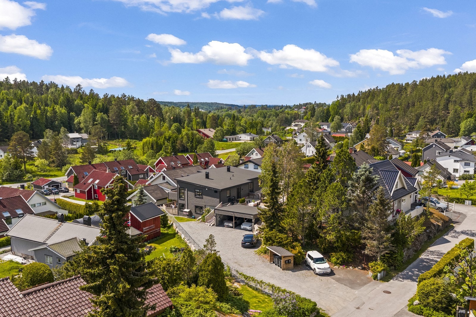 Innkjøring og gårdsplass med biloppstillingsplasser er gruset helt til offentlig vei. Galleribilde