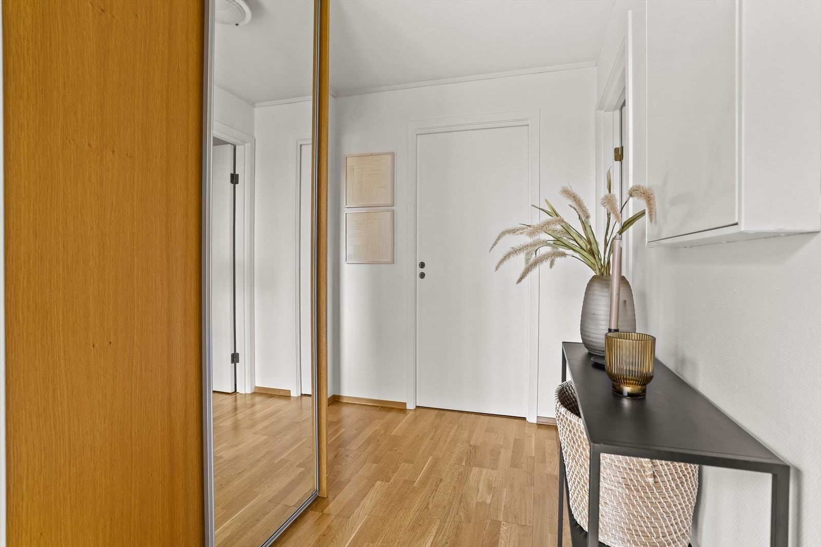 Entré med skyvedørsgarderobe som gir gode oppbevaringsmuligheter for klær og sko Galleribilde